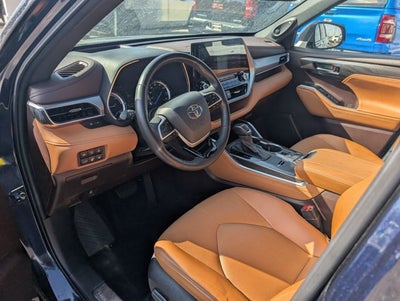 2022 Toyota Highlander Hybrid Platinum