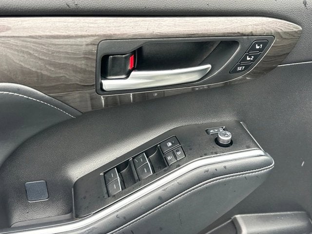 2025 Toyota Highlander Hybrid Platinum