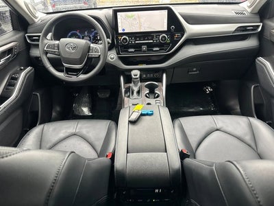 2025 Toyota Highlander Hybrid Platinum