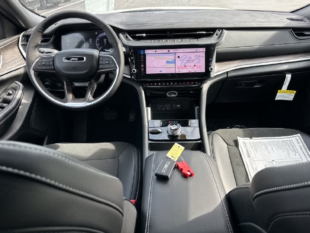 2027 Jeep Grand Cherokee Laredo Altitude