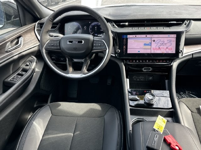 2027 Jeep Grand Cherokee Laredo Altitude
