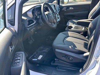 2025 Chrysler Voyager LX