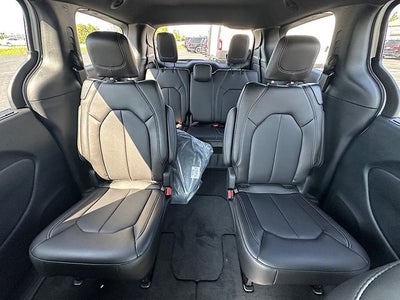 2025 Chrysler Voyager LX