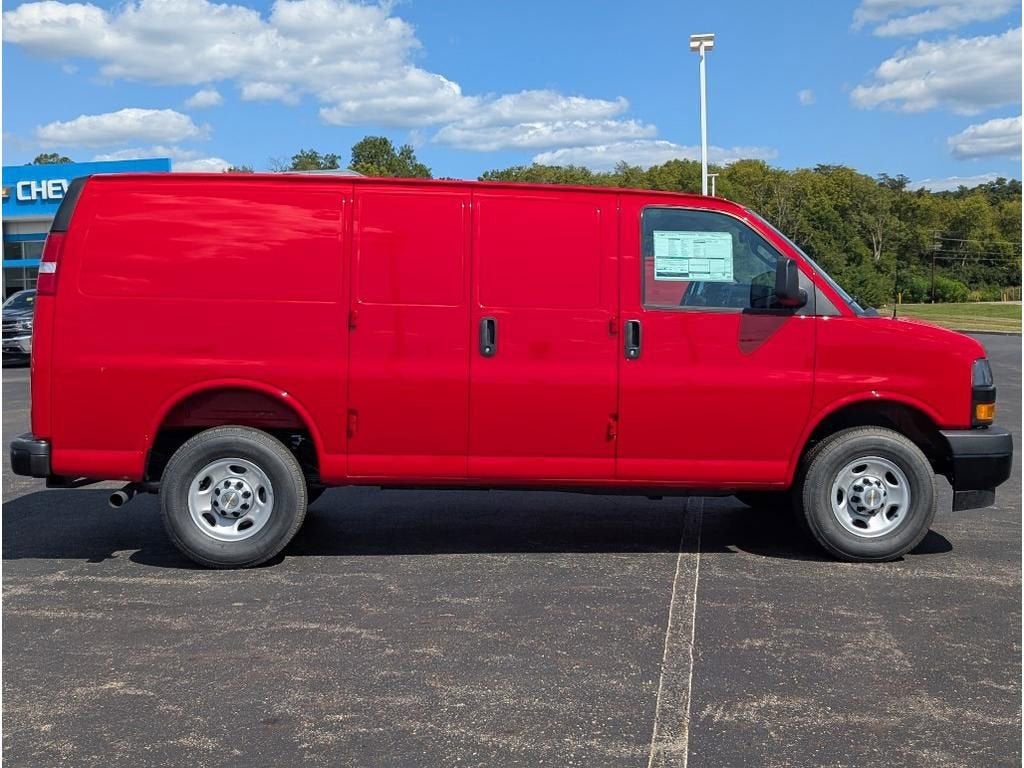 2025 Chevrolet Express Cargo WT