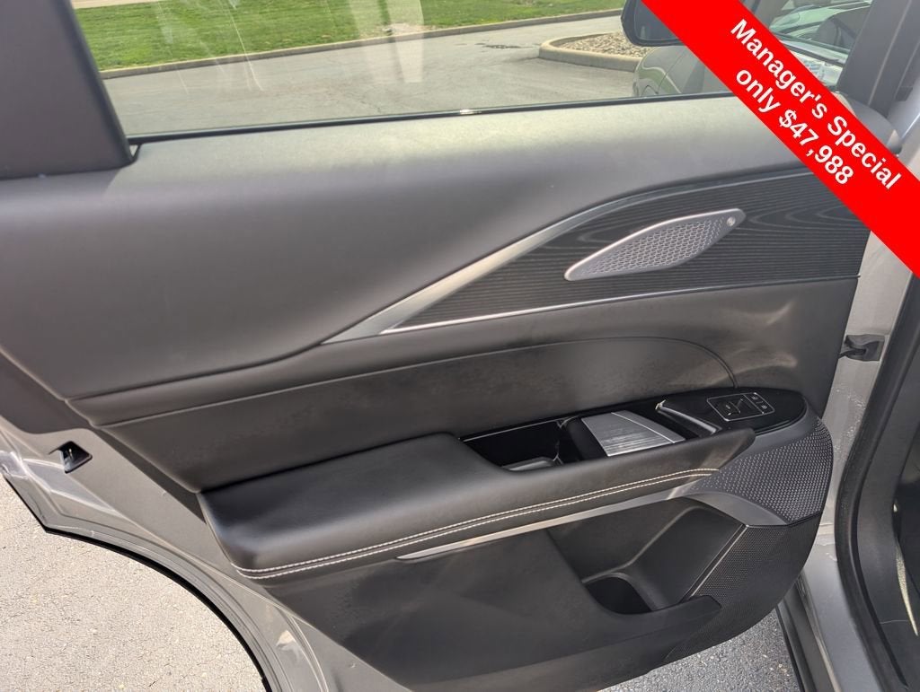 2025 Cadillac LYRIQ Luxury 3