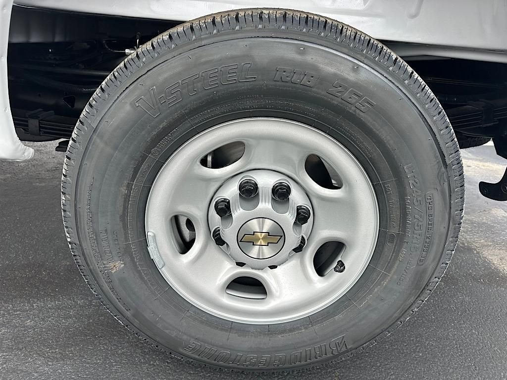 2025 Chevrolet Express Cargo WT