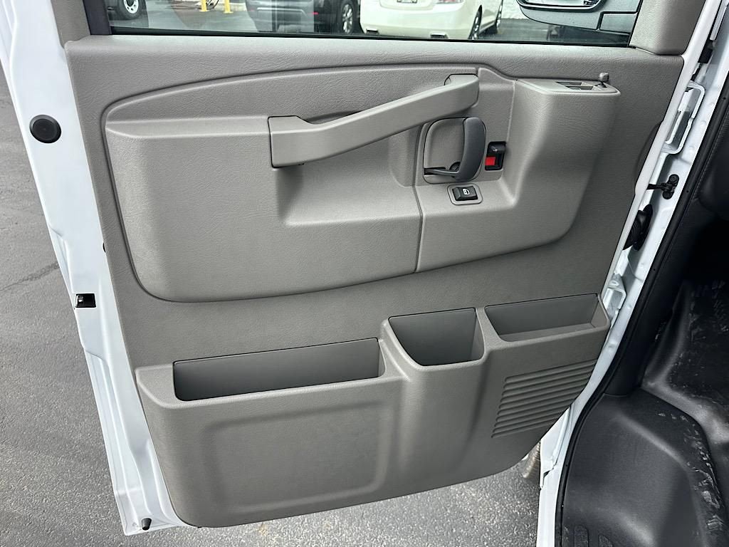 2025 Chevrolet Express Cargo WT