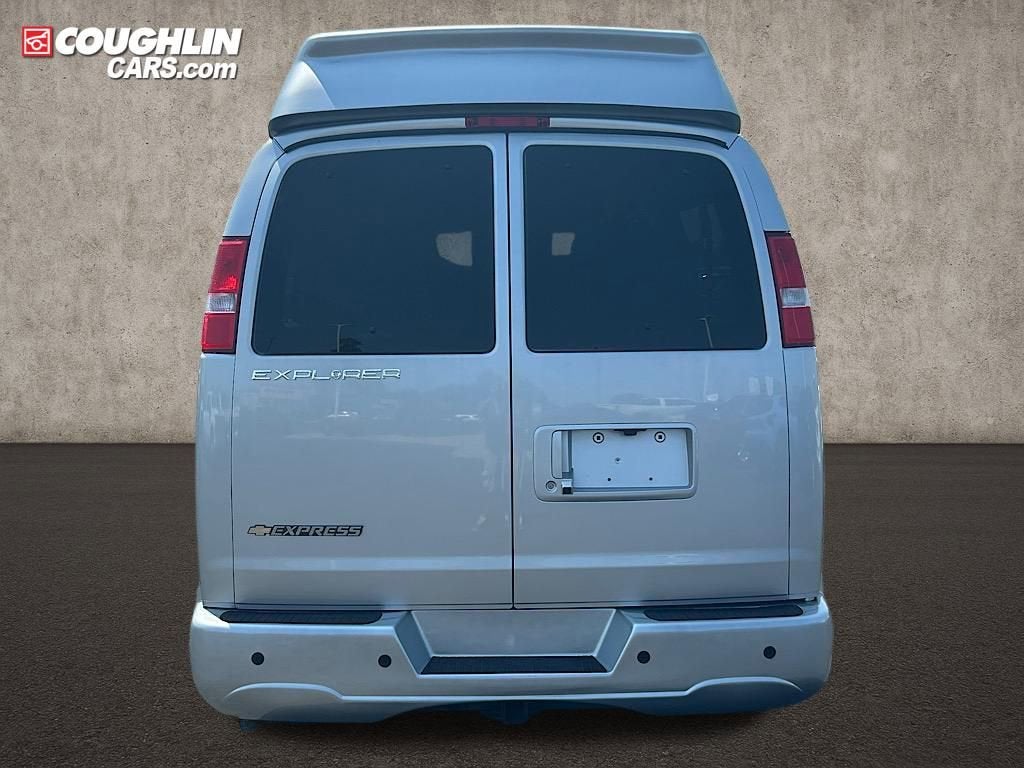 2025 Chevrolet Express Cargo WT